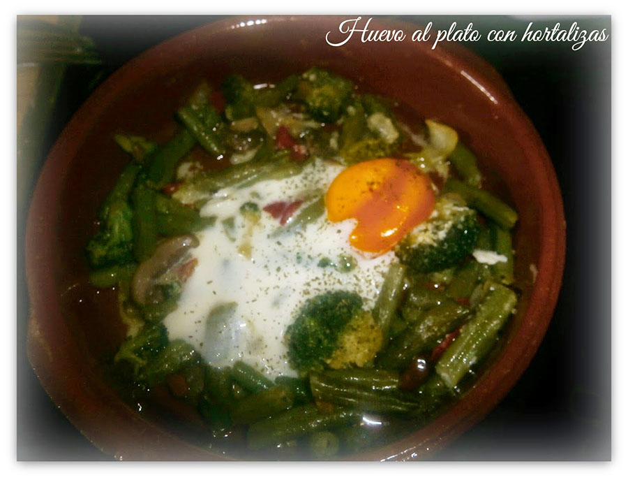 huevo al plato con hortalizas