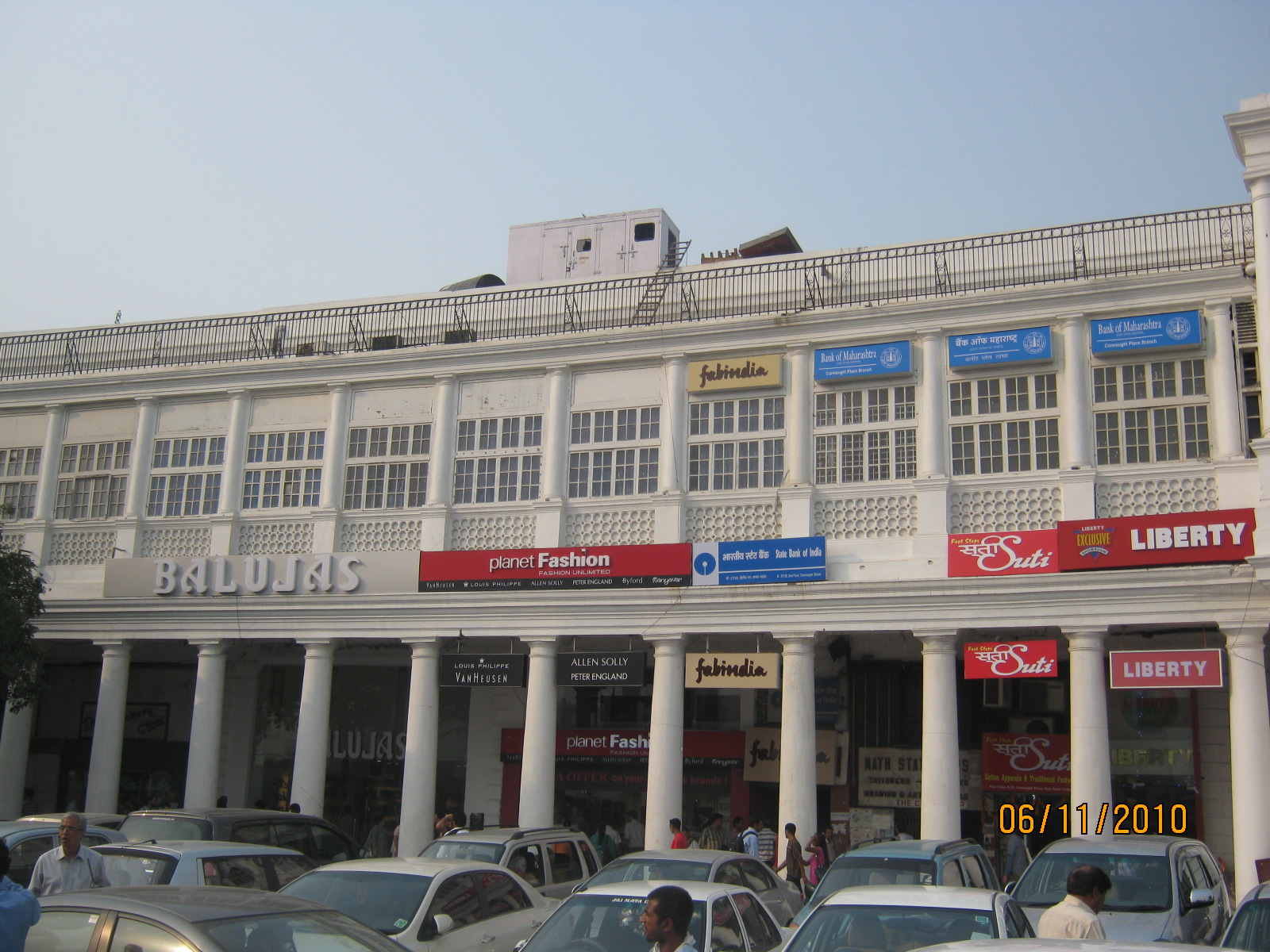 COMMERCIAL SHOP/OFFICE SPACE IN CONNAUGHT PLACE FOR SALE/RENT