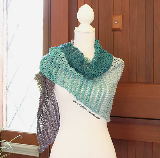 Sweet Caroline Shawl, crochet pattern Scheepjes Whirl (photo and design It's all in a nutshell) | Happy in Red Sweet Caroline Shawl, crochet pattern Scheepjes Whirl (photo and design It's all in a nutshell) | Happy in Red