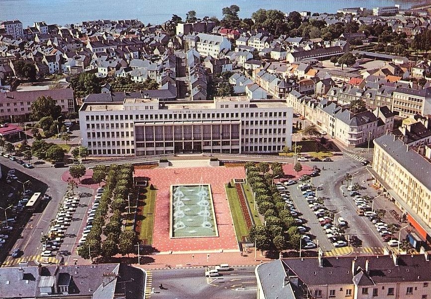 SAINTNAZAIRE reconstruction d'une ville ST.NAZAIRE place et Hotel de