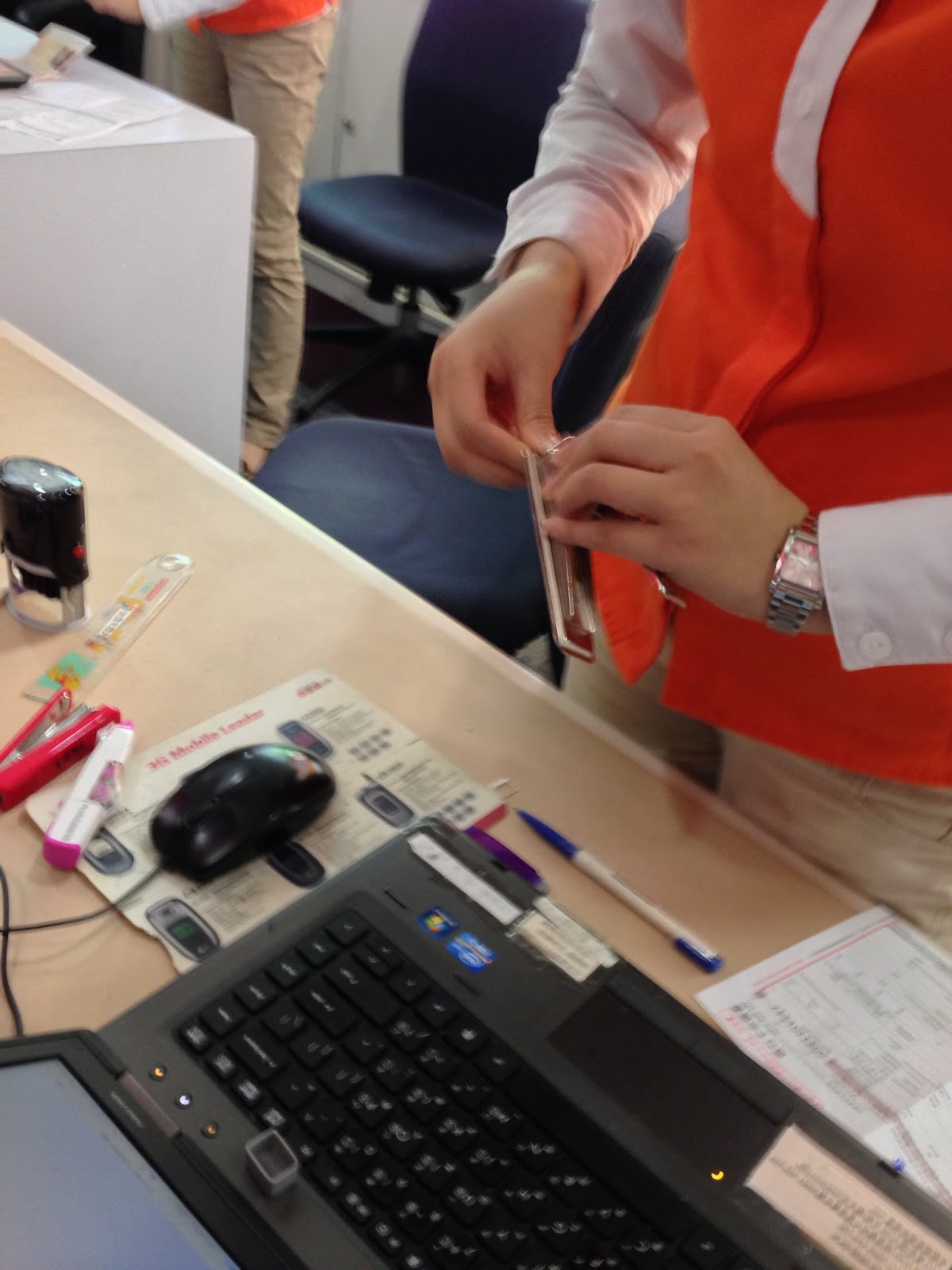 台湾大哥大、桃園國際空港入境フロアでは、nanoSIMをパンチで作ってくれた。
