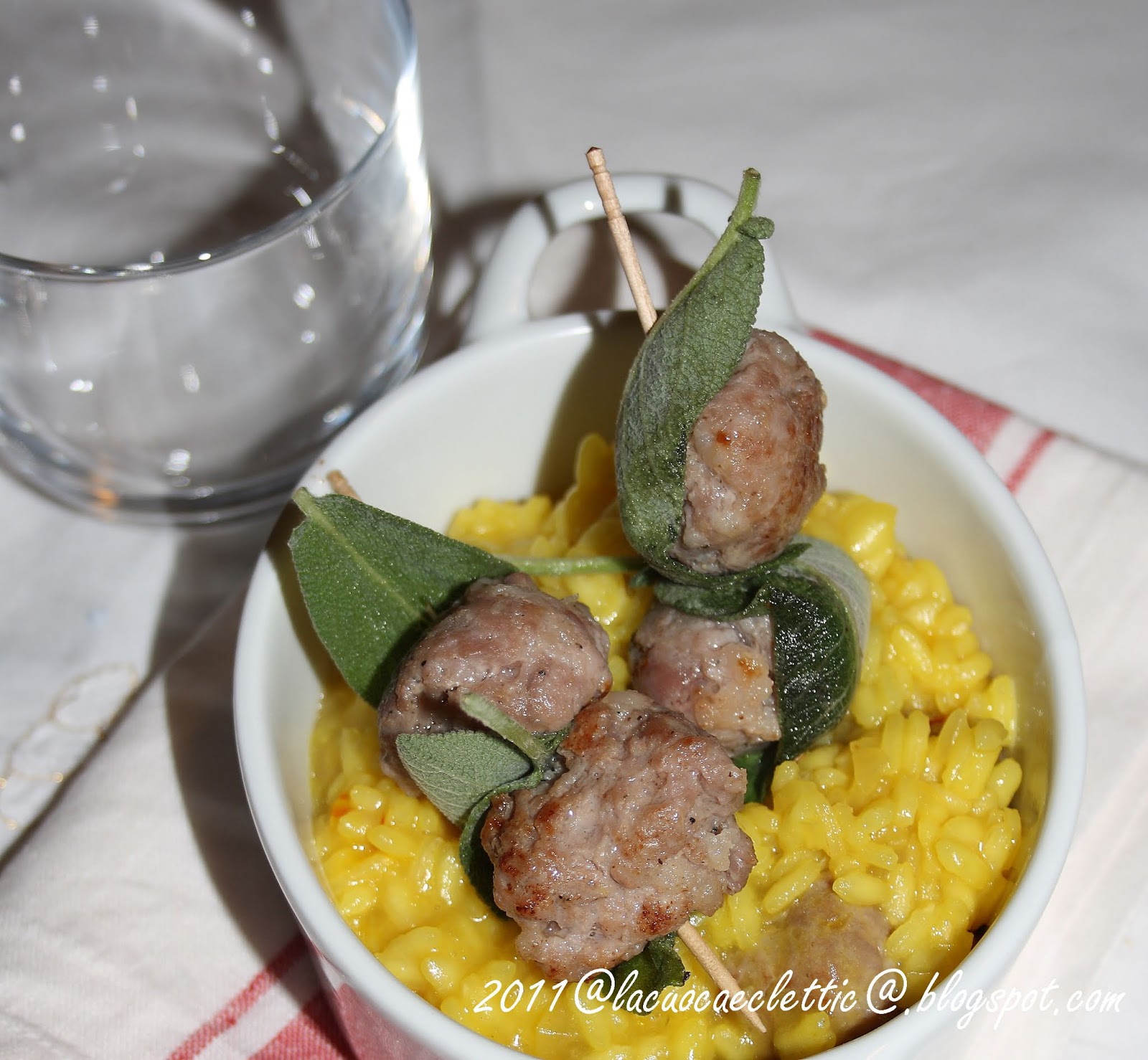 Risotto alla milanese con spiedini di salsiccia e salvia la cuoca