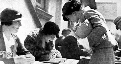 Γυναίκες ψηφοφόροι στις κάλπες το 1934. Δικαίωμα ψήφου δόθηκε στις κυρίες άνω των 30 ετών που είχαν τελειώσει το Δημοτικό