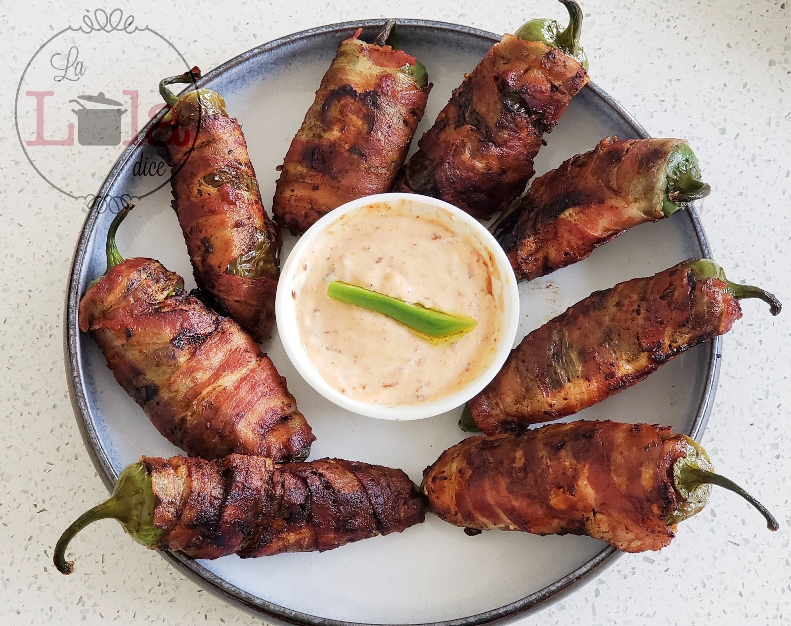 Jalapeños rellenos de camarón y queso crema envueltos en tocino La