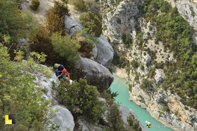 préparation de descente en rappel dans le verdon photo Pascal Blachier