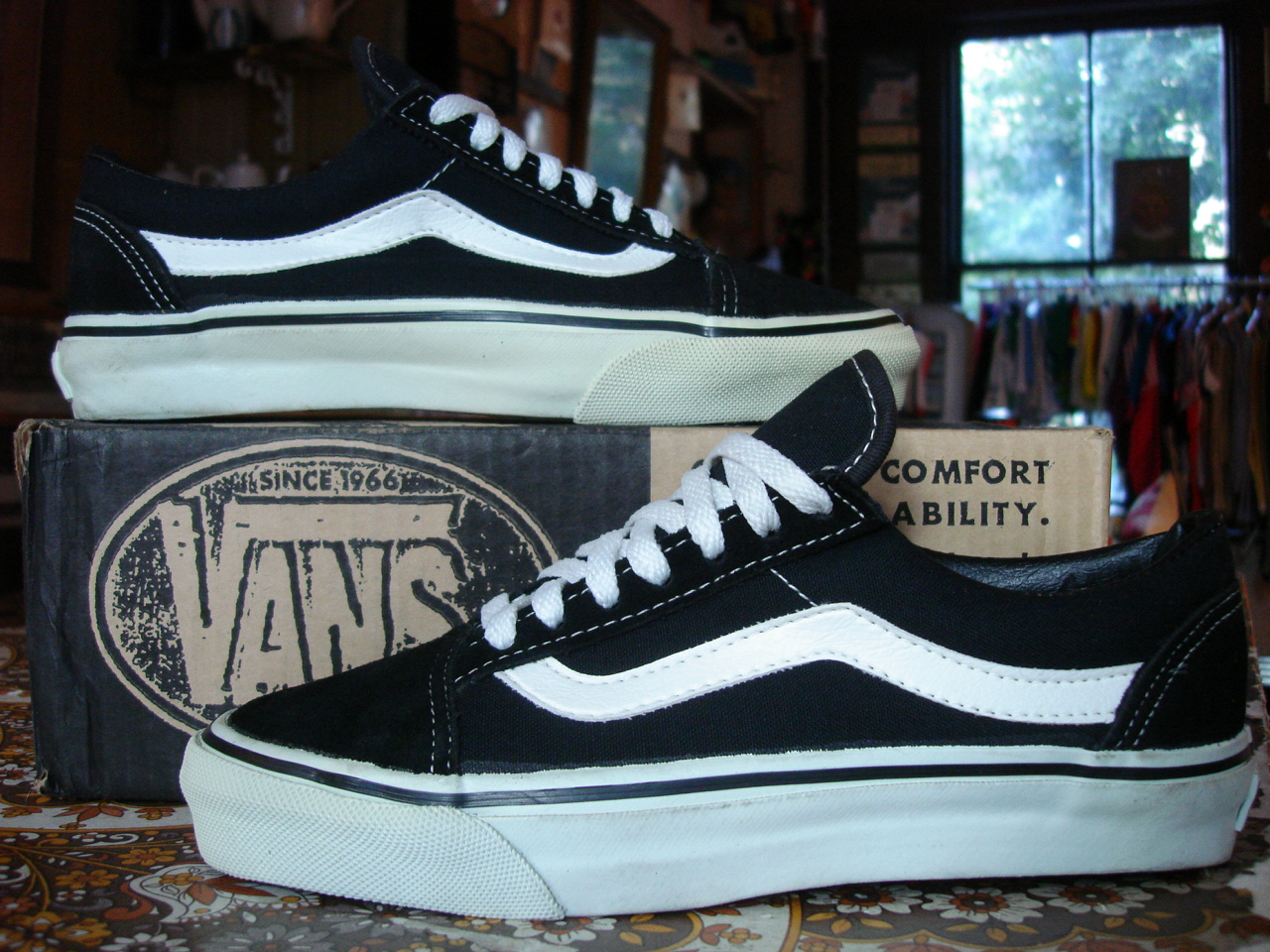 theothersideofthepillow vintage VANS black suede canvas