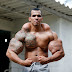Brasileiro tenta ficar igual ao incrível Hulk e quase perde os braços ao injetar óleo em si mesmo