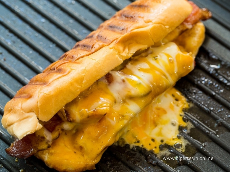 GRILLED CHEESE HOT DOGS 