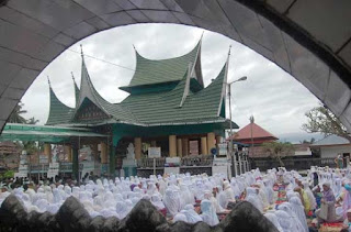 Tradisi Basapa (Basafar) di Ulakan Tapakis Tradisi Basapa (Basafar) di Ulakan Tapakis