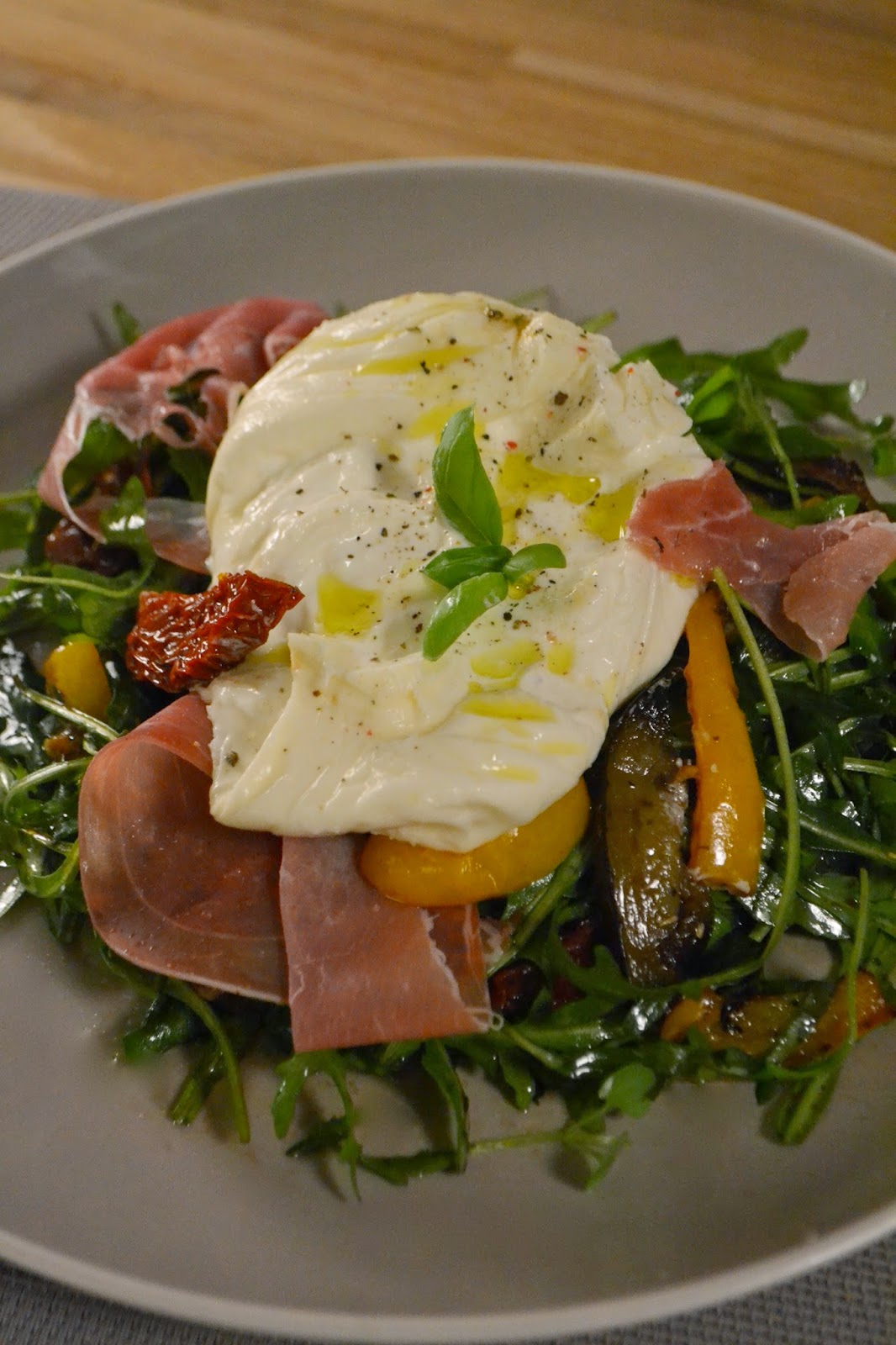 Les petits plats dans les grands Salade de Burrata et légumes grillés