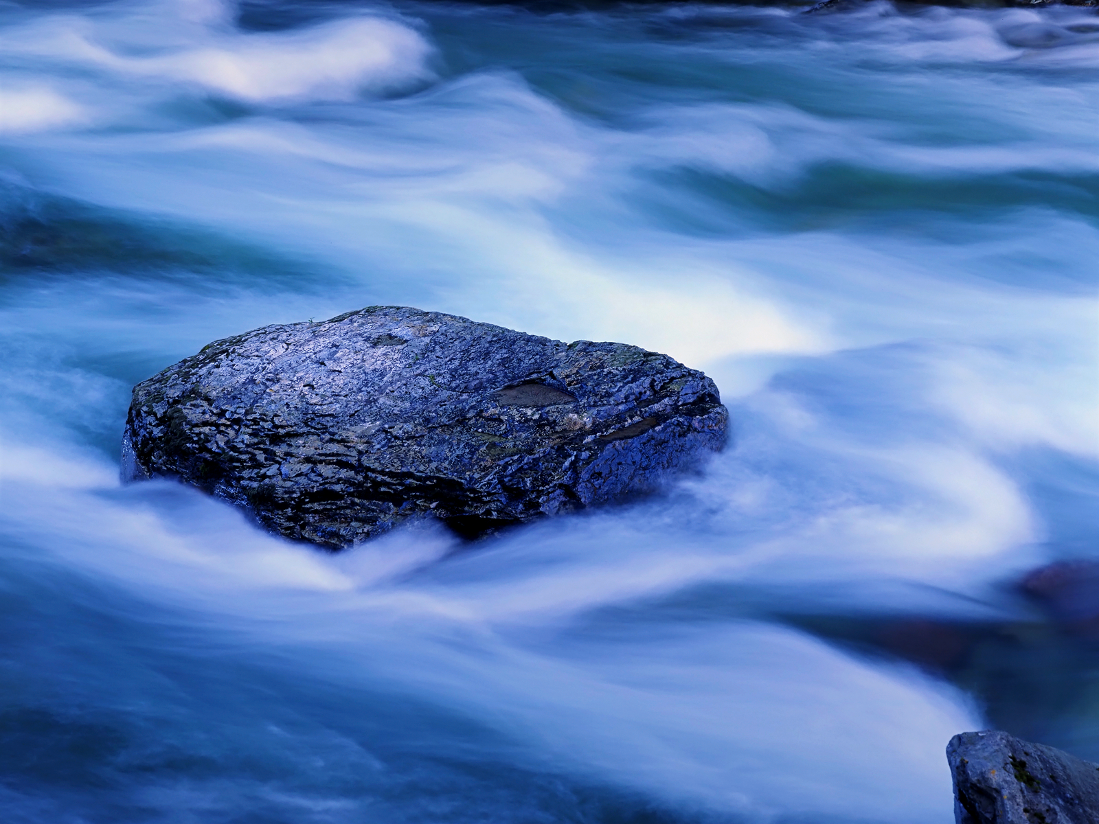 Самоцветы вода. Водяной камень. Вода из камня. Камни в воде. Валун в воде.
