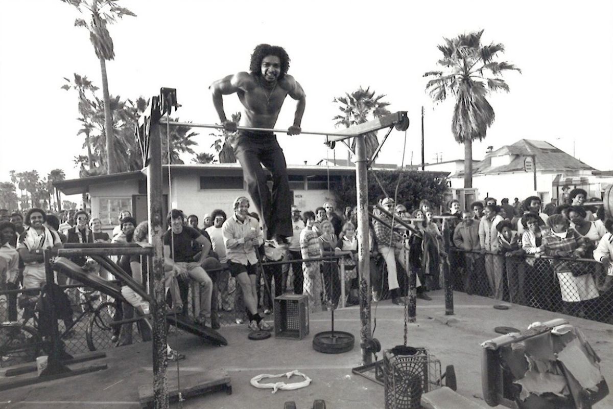 23 Amazing Black And White Photographs Capture Scenes From Venice Beach In The 1970s And 80s