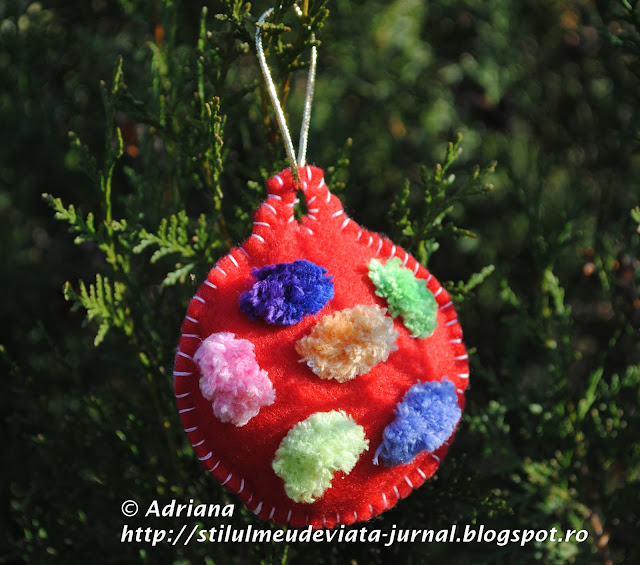 glob rosu din fetru, ornament handmade de craciun