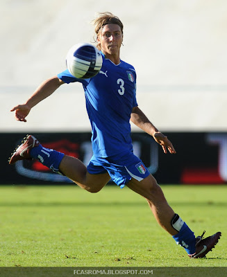 Alessandro Crescenzi playing for Italy U-21 squad.