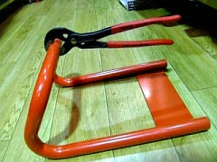足で踏んづけて滑らないか確認するディス婦rーです。 KNIPEX(クニペックス)ウォーターポンププライヤーの強度を確認出来るディスプレーサンプル。足で踏んづけて滑らないか確認するディス婦rーです。