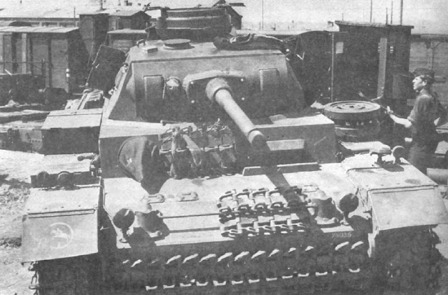 Средний танки Pz. III Ausf.J вооруженный 50-мм пушкой с длиной ствола в 60 калибров, во время разгрузки с железнодорожной платформы. Восточный фронт, 1942 год. На правом крыле машины – тактический значок 24-й танковой дивизии (24.Panzer-Division) Средний танки Pz. III Ausf.J вооруженный 50-мм пушкой с длиной ствола в 60 калибров, во время разгрузки с железнодорожной платформы. Восточный фронт, 1942 год. На правом крыле машины – тактический значок 24-й танковой дивизии (24.Panzer-Division)