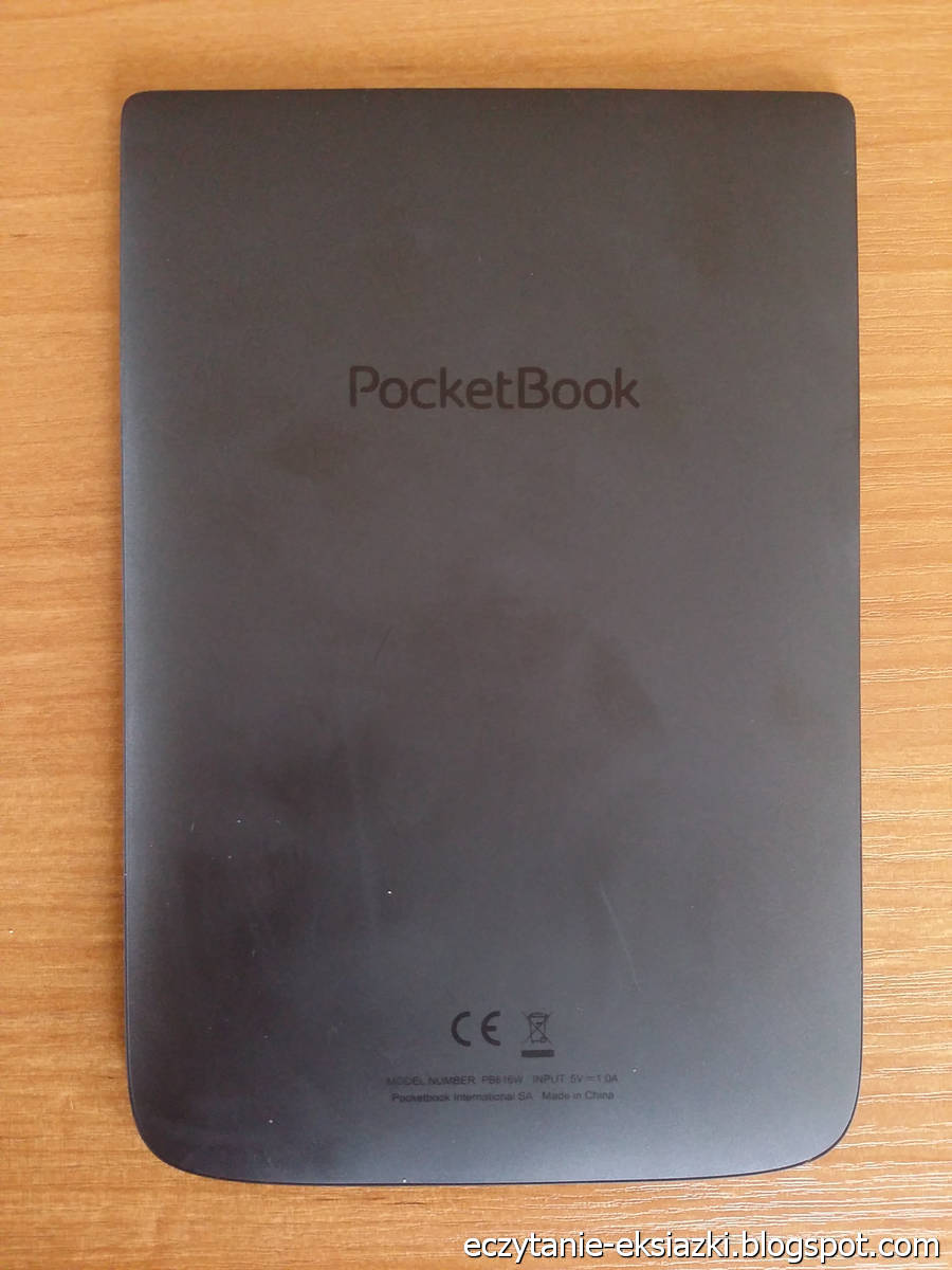 Tył obudowy w PocketBook Basic Lux 2 jest płaski