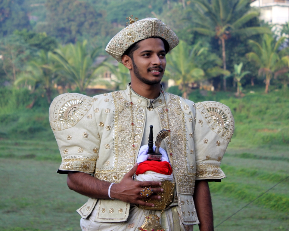 Шри ланкийцы. Сингалы Шри Ланка. Шри Ланка национальный костюм. Король Шри Ланки.