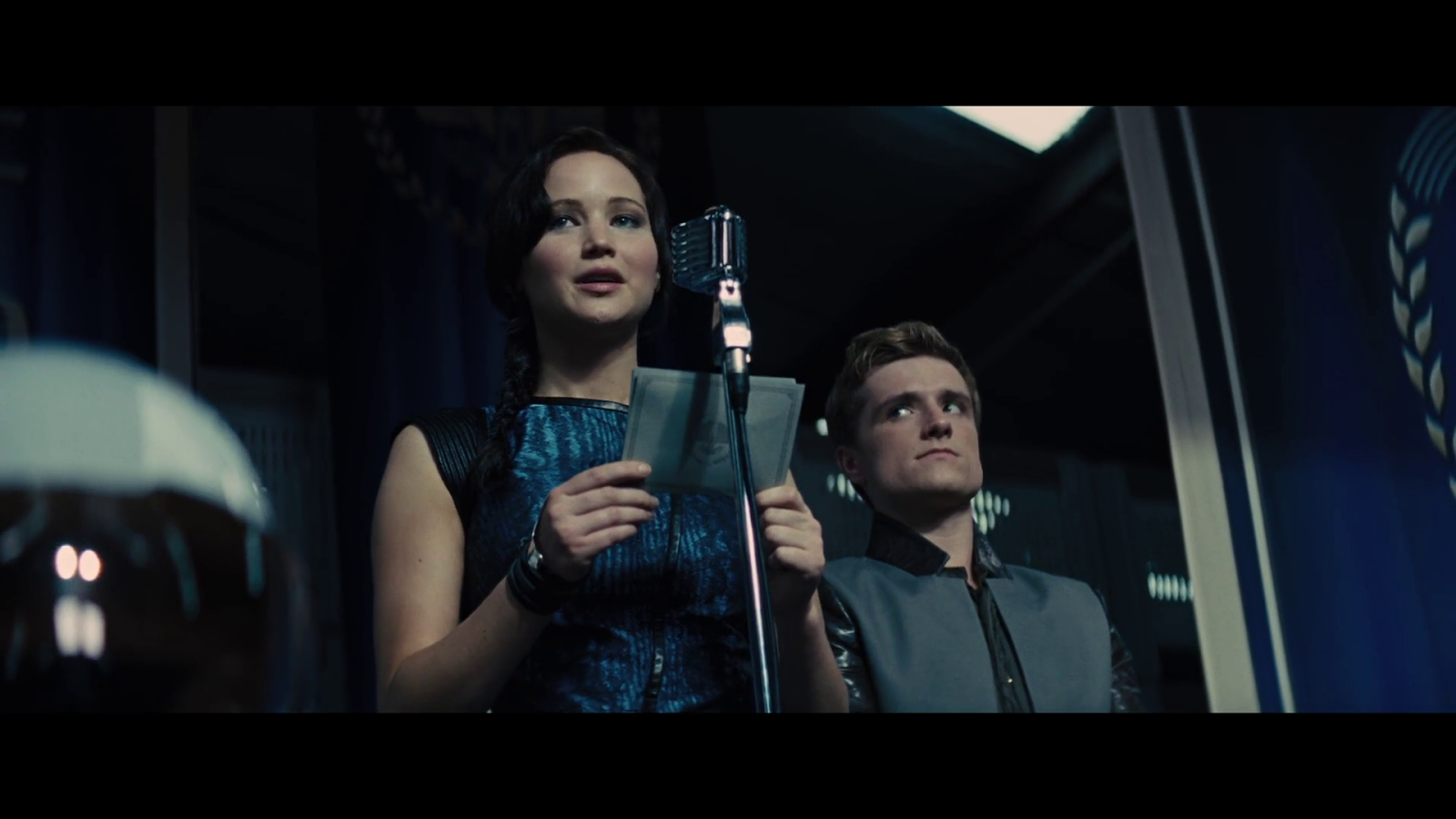 И вспыхнет пламя субтитры. И вспыхнет пламя субтитры. И вспыхнет пламя субтитры. Дистрикт 11 фильм. Сойка-пересмешница.