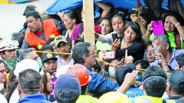 ! "EL GOBIERNO es un ASCO" ! GRITAN a MEDIOCRE FUNCIONARIO FEDERAL de la SEGOB...de los especialistas en complicar problemas. Obregon21ph01_50288274