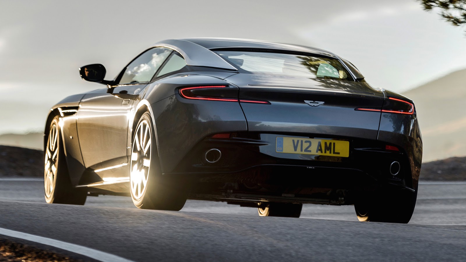 Đánh giá siêu xe aston martin db11 2017 - vẻ đẹp huyền diệu - landgonow