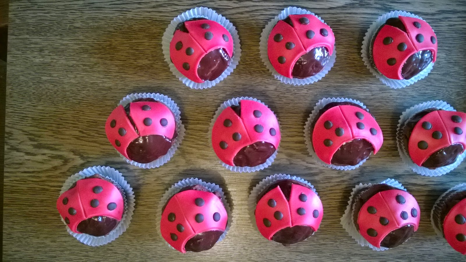 Rotweinkuchen und Pizza: Marienkäfer-Muffins