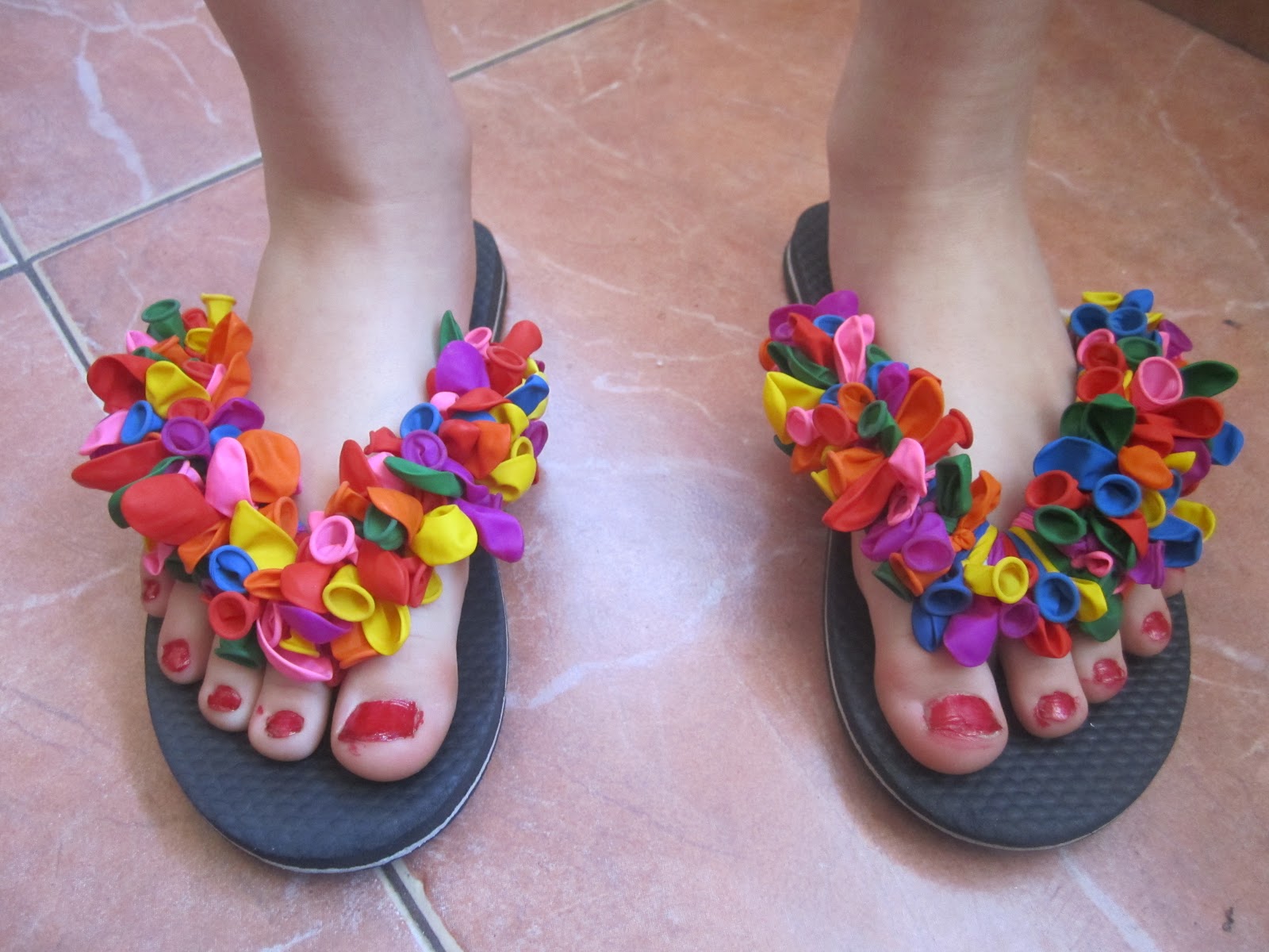 de la crisis: Decora tus chanclas con globos
