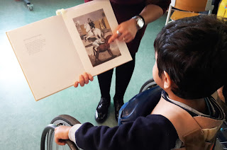 Casa das Histórias Paula Rego O livro de Paula Rego "Nursery Rhymes a ser apresentado a um aluno da creche