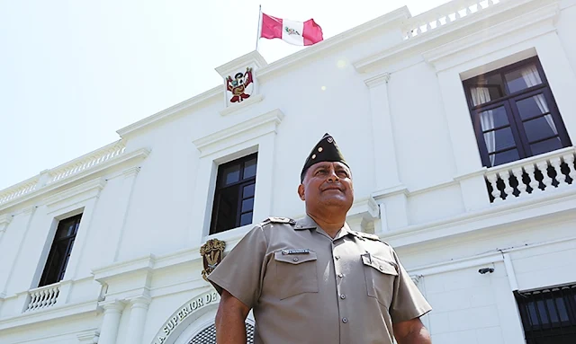 El director de la Escuela Superior de Guerra del Ejército, General de Brigada Jorge Benites Herrera