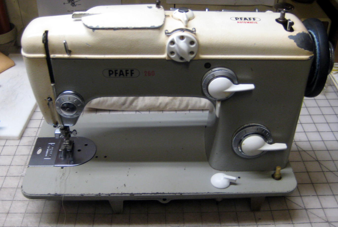 MI Vintage Sewing Machines Pfaff 260 (1960)
