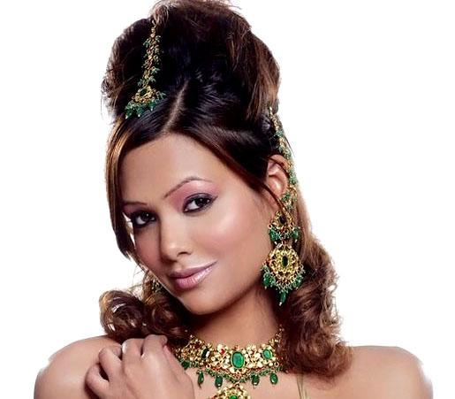 Relationship Conundrums &Celebrity News: Esha Gupta asked not to show