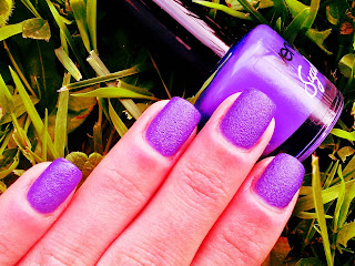 oriflame-very-me-sugar-nails-purple-berry-swatch-picture