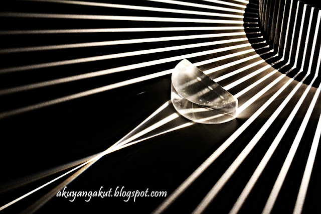 FotoBlog Aku: Cahaya yang bergerak lurus...