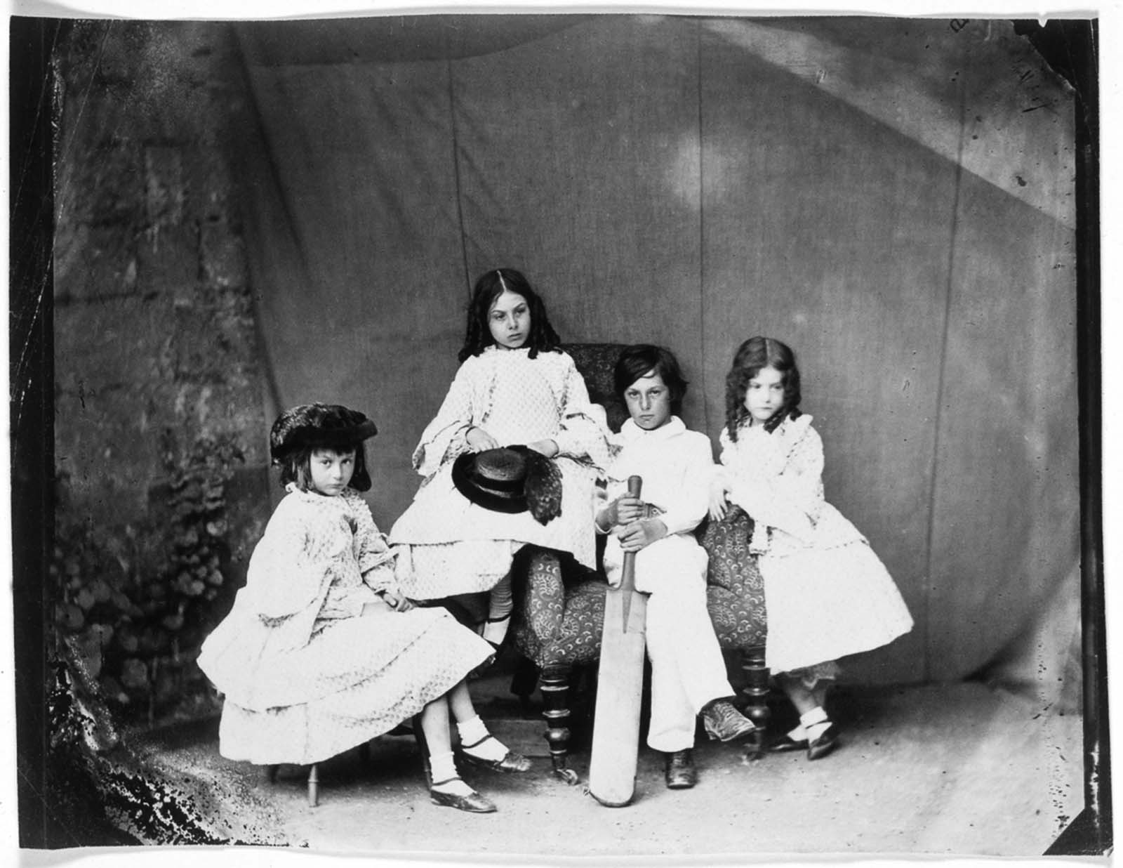 Alice, Ina, Harry and Edith Liddell. 1860年6月。