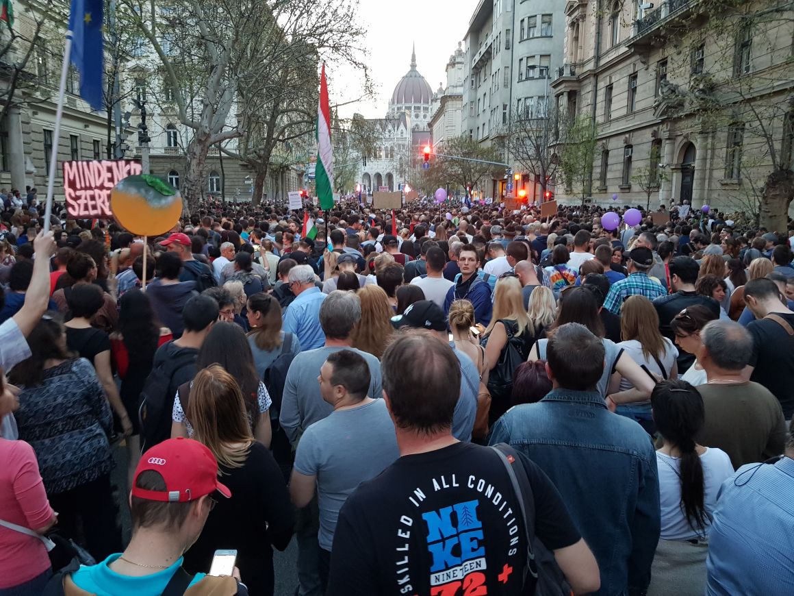 a légiutas-kísérők csatlakoznak-e az utasokhoz