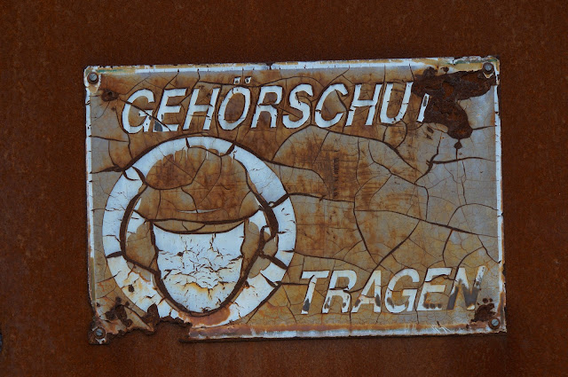 Völklinger Hütte Völliger Hütte - Schild mit Hinweis auf Helmpflicht