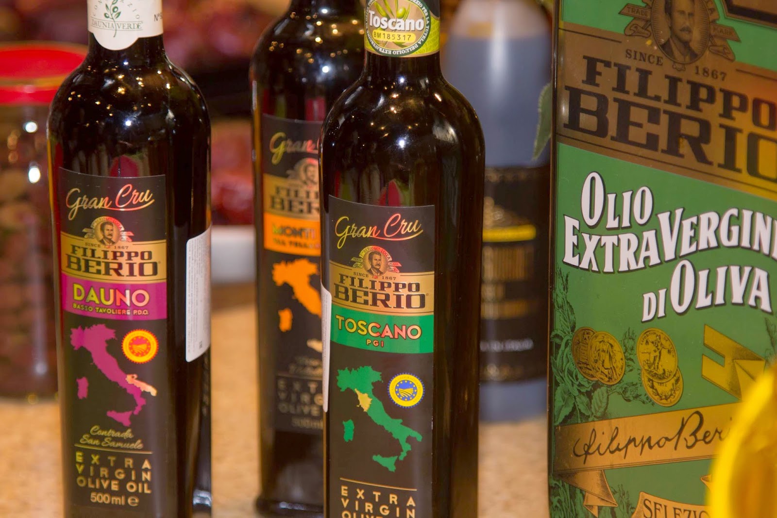Как выбрать оливковое масло в магазине. Оливковое масло в магазине. Как выбрать оливковое масло. Крупные производители оливкового масла в Италии. Как выбрать оливковое масло правильно в магазине.