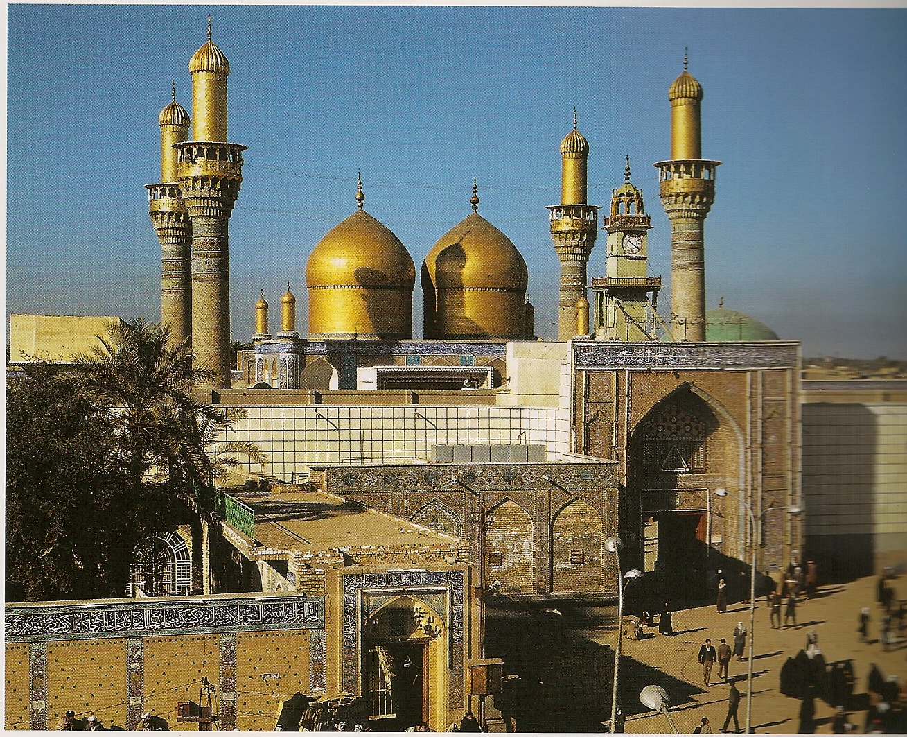 Город багдад страна. Мечеть Аль-аскари Ирак. Золотая мечеть в Багдаде. Дворец Мансура Багдад. Багдад столица Ирака достопримечательности.