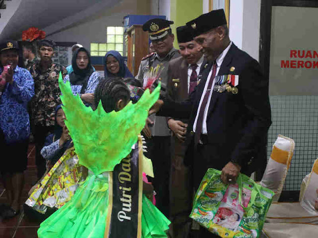 Benhur Tomi Mano Konsisten Pertahankan Kualitas Guru di Kota Jayapura Benhur Tomi Mano Konsisten Pertahankan Kualitas Guru di Kota Jayapura