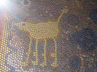 Suelo de mosaico de chapas. Fuente: www.phoenixcommotion.com