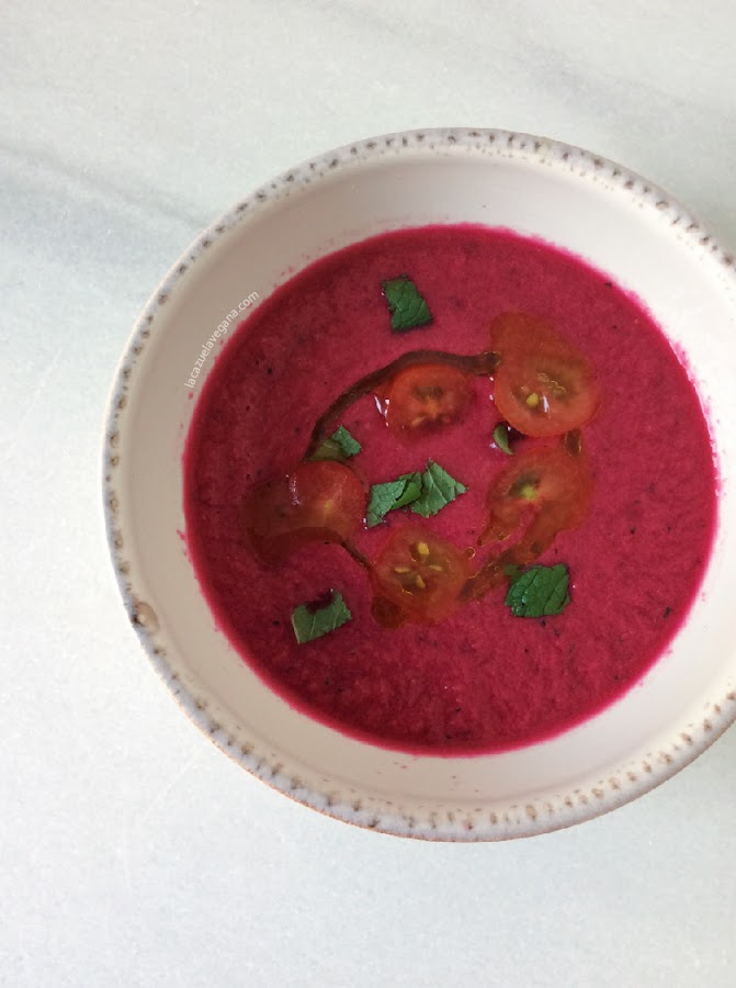 Gazpacho súper refrescante de remolacha, tomate, hierbabuena y albahaca
