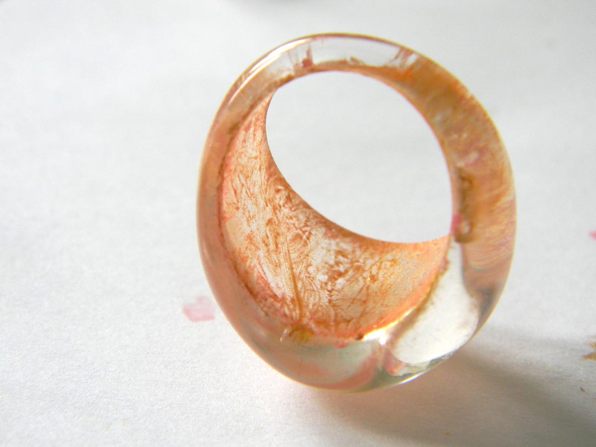 Bague plastique transparent peinture rose et dorée Bague plastique transparent peinture rose et dorée
