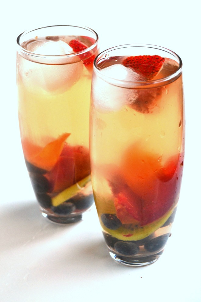 Peach Green Tea Sangria is easy to make and is customizable with your favorite kinds of fruit. Cool down with a iced glass of this fun beverage! www.nutritionistreviews.com