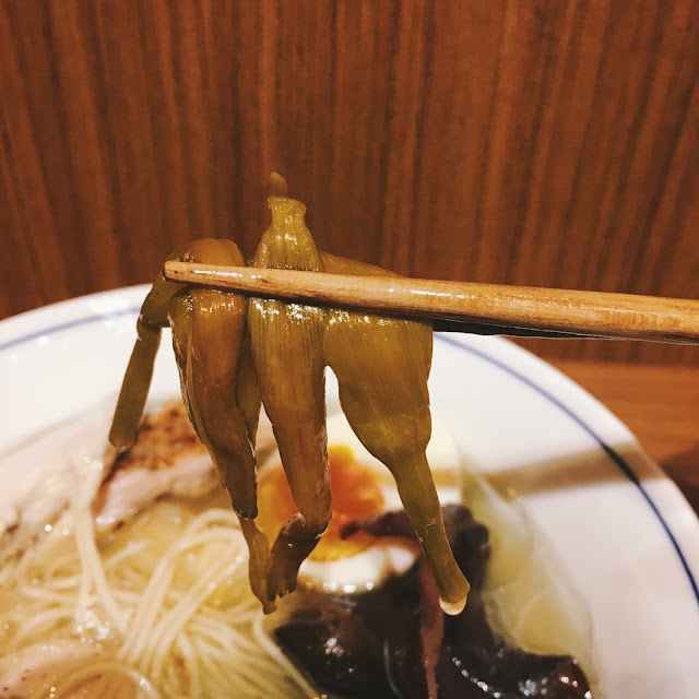 那鮮味一點也不油膩，可惜尾韻偏短，僅短暫的幾秒便消逝，讓人忍不住想一直舀起去品嚐珍貴的瞬間