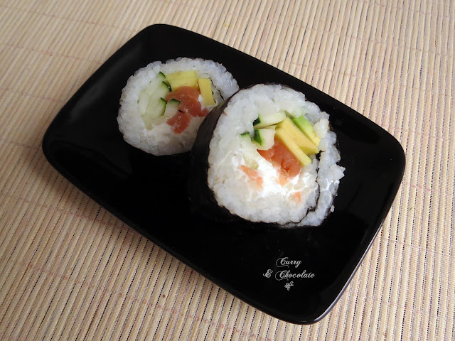 Maki de salmón y aguacate – Smoked salmon and avocado sushi roll