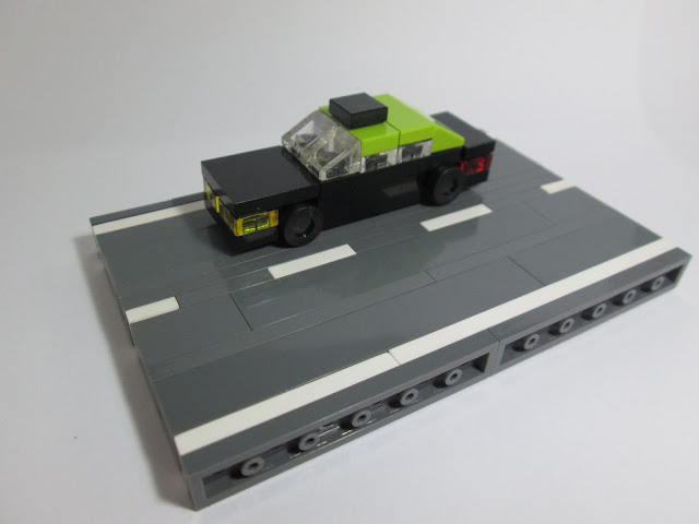 MOC LEGO micro escala de um táxi português