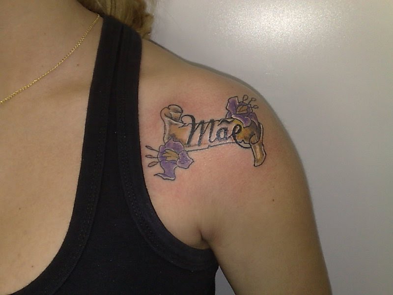 Tatuagem De Nomes No Ombro