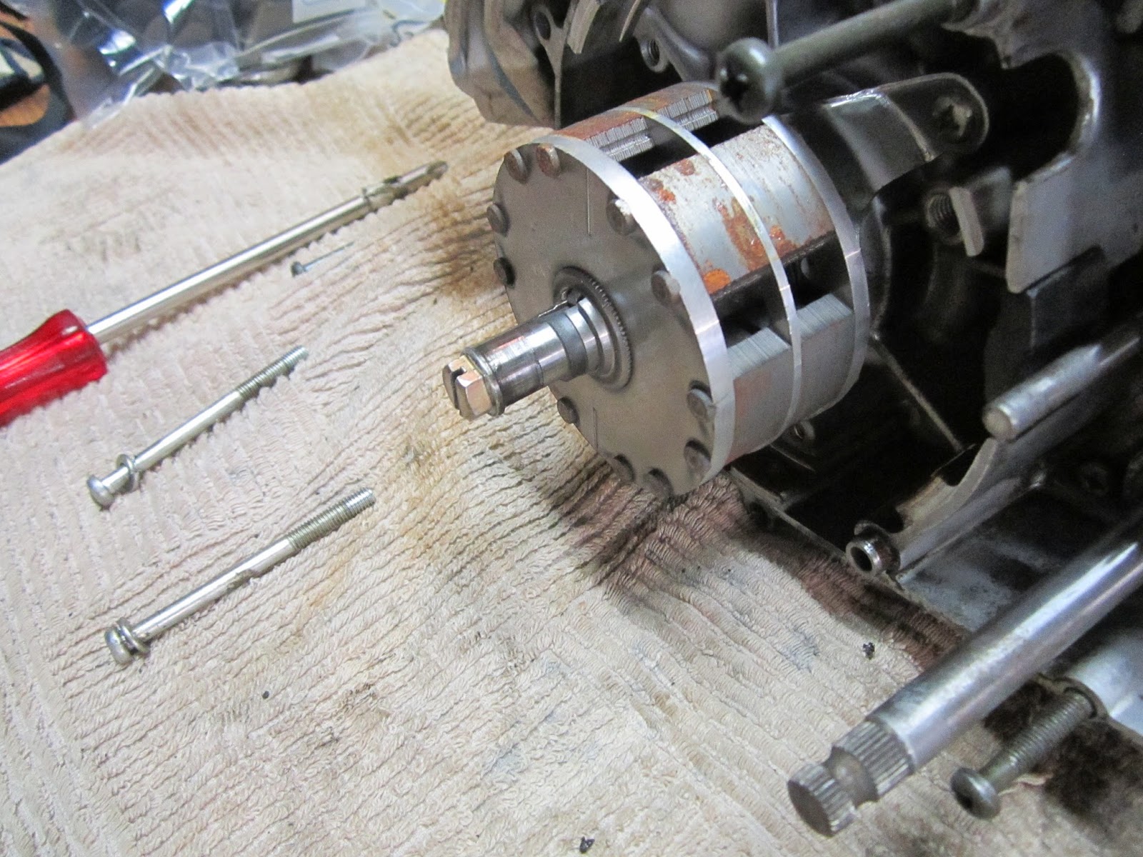 Restoration Yamaha RD125 A Replacing leaking oil seals