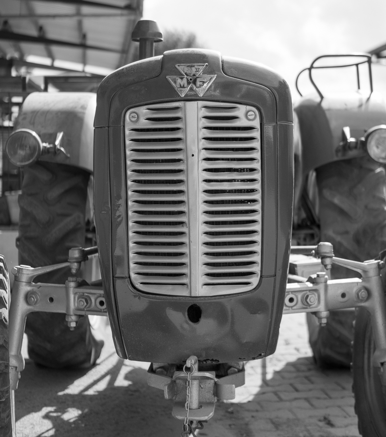 fim.works Blog | Fotografie. Leben. Wohnen. | SchwarzWeissBlick No 24 | Massey Ferguson Traktor 50er Jahre