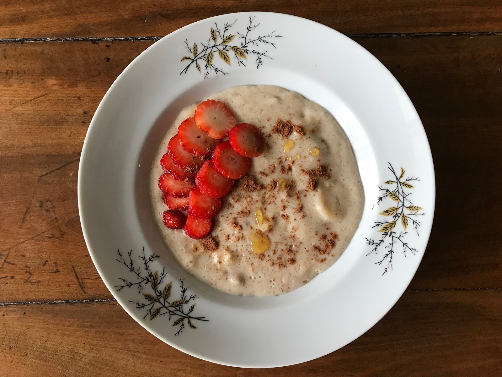 Mingau (levemente adocicado) de aveia com banana e morango/ Banana and strawberry porridge Mingau (levemente adocicado) de aveia com banana e morango/ Banana and strawberry porridge